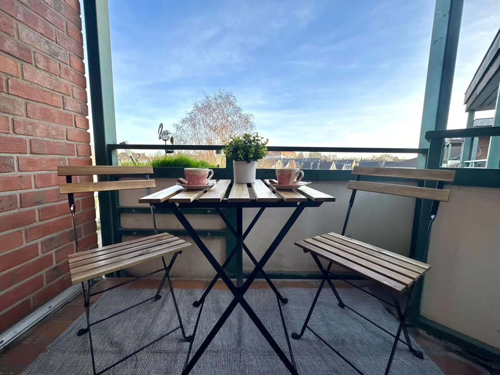 Airbnb- und Apartment-Reinigung in Grevenbroich – einladender Balkon einer Ferienwohnung