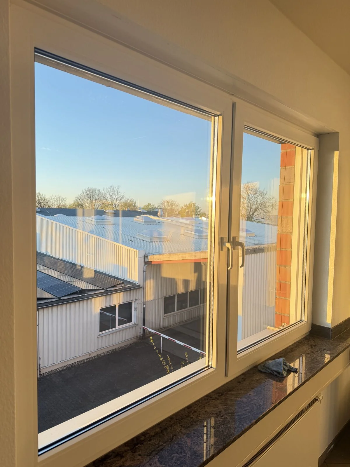 Fensterreinigung in Grevenbroich – streifenfreies Bürofenster nach Reinwasser-Osmose-Reinigung