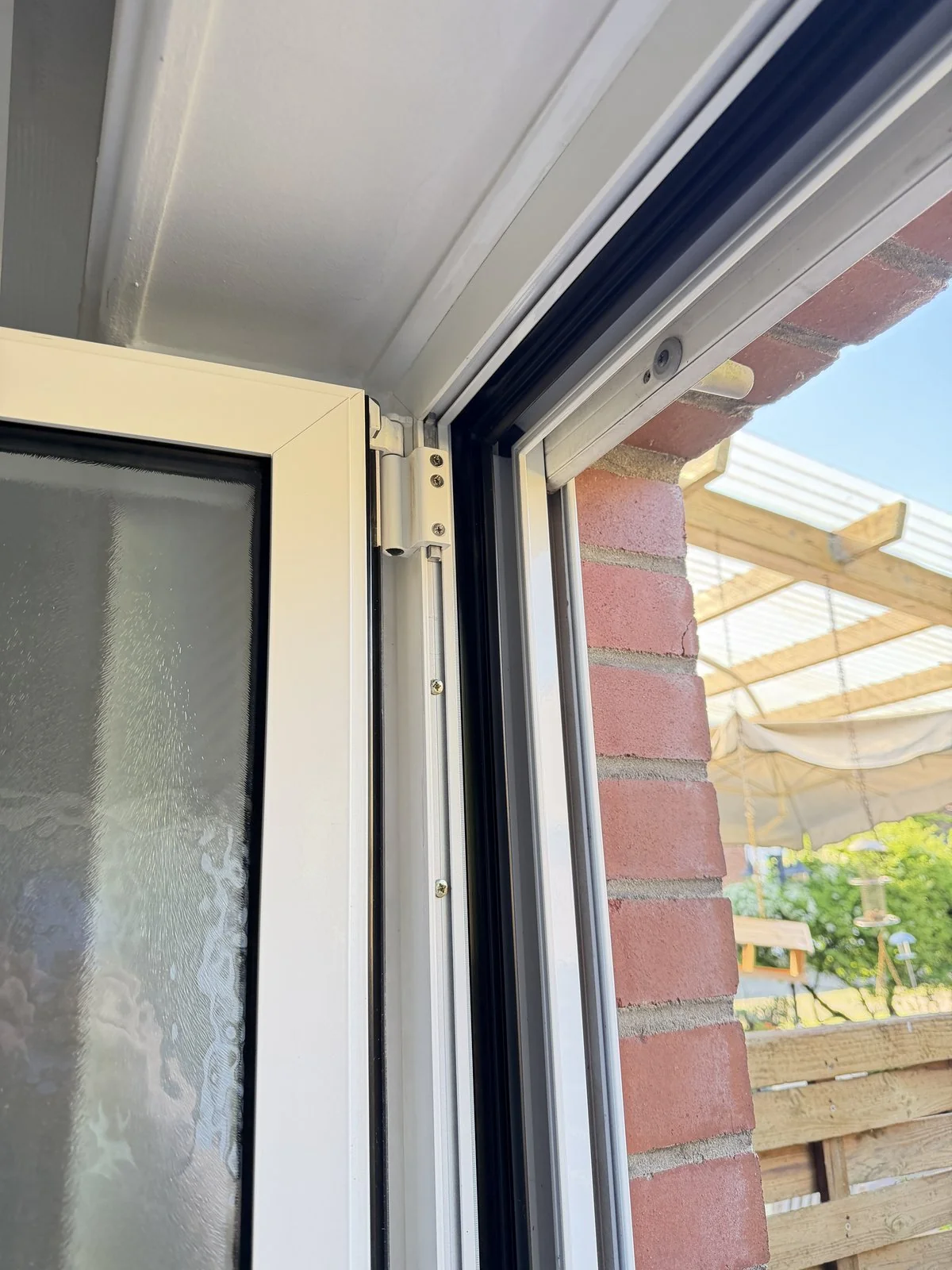 Gleicher Fensterfalz nach professioneller Fensterreinigung in Grevenbroich – Falz und Beschläge restlos sauber, Mechanik wieder voll funktionsfähig