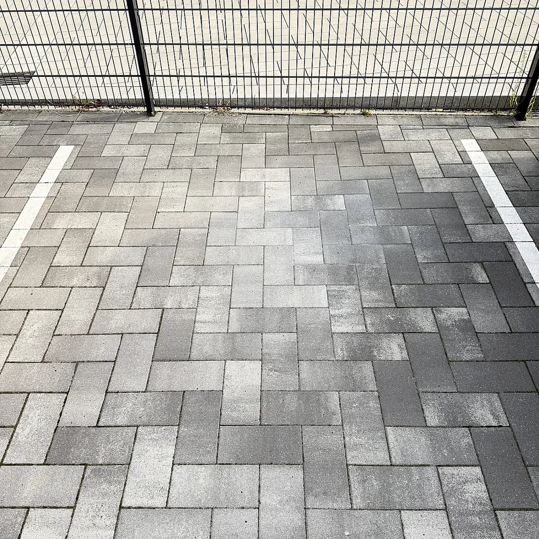 Gleicher Stellplatz nach der Ölfleckentfernung durch bludau Gebäudereinigung – das Pflaster ist wieder gleichmäßig grau, ohne Rückstände