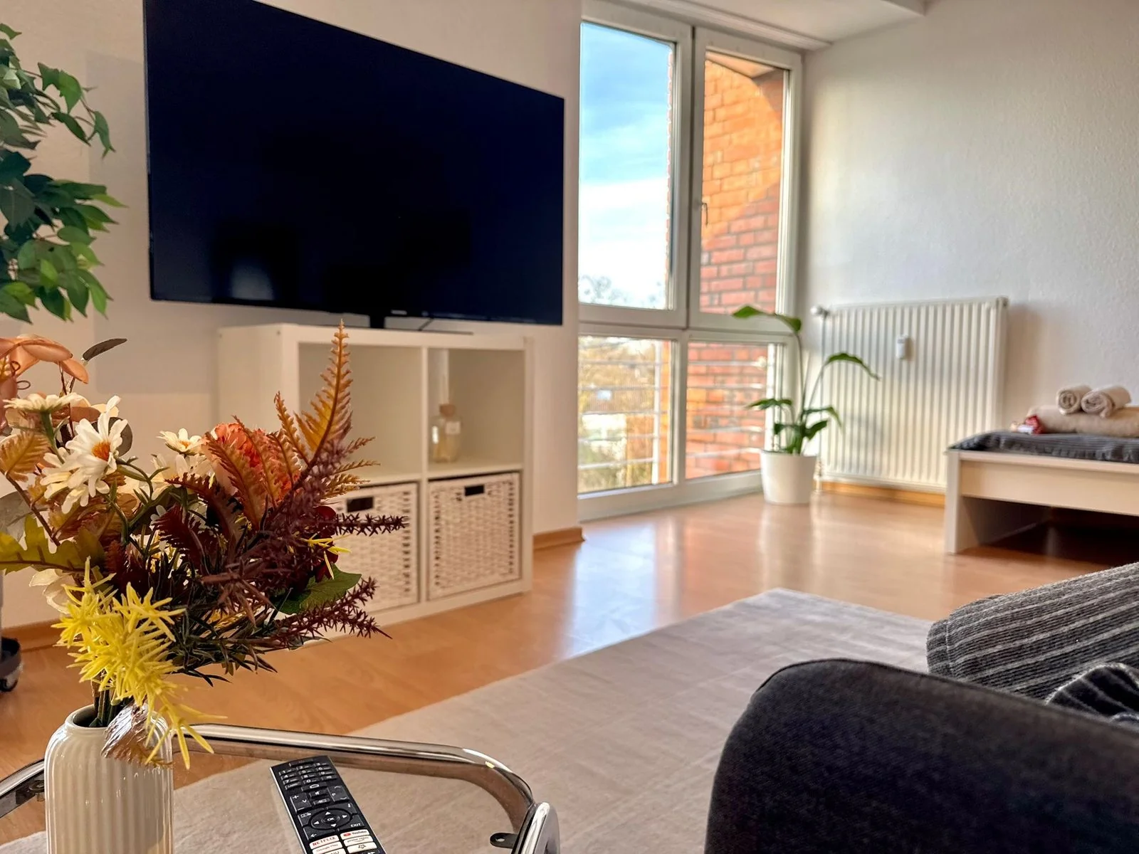 Privatreinigung in Grevenbroich – gepflegtes Wohnzimmer einer Privatwohnung nach professioneller Reinigung durch bludau Gebäudereinigung