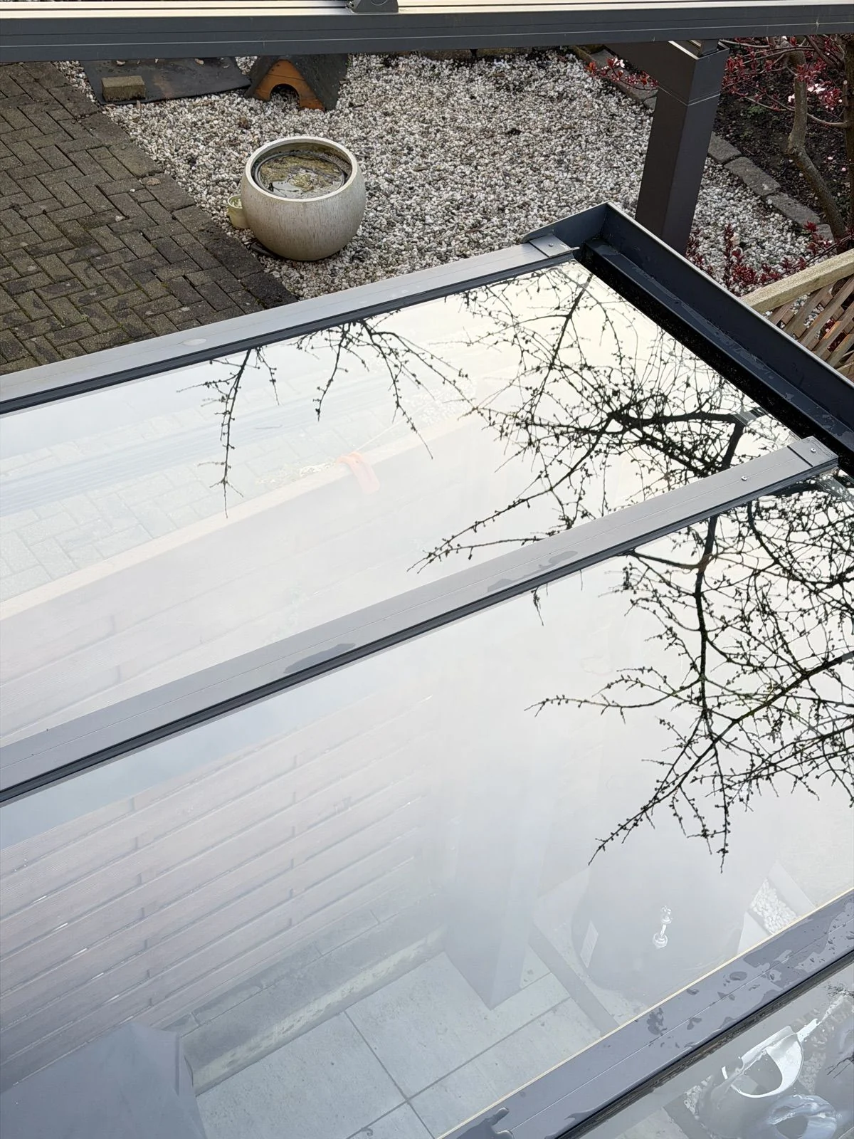 Terrassendach in Grevenbroich nach der professionellen Glasreinigung – kristallklar und streifenfrei