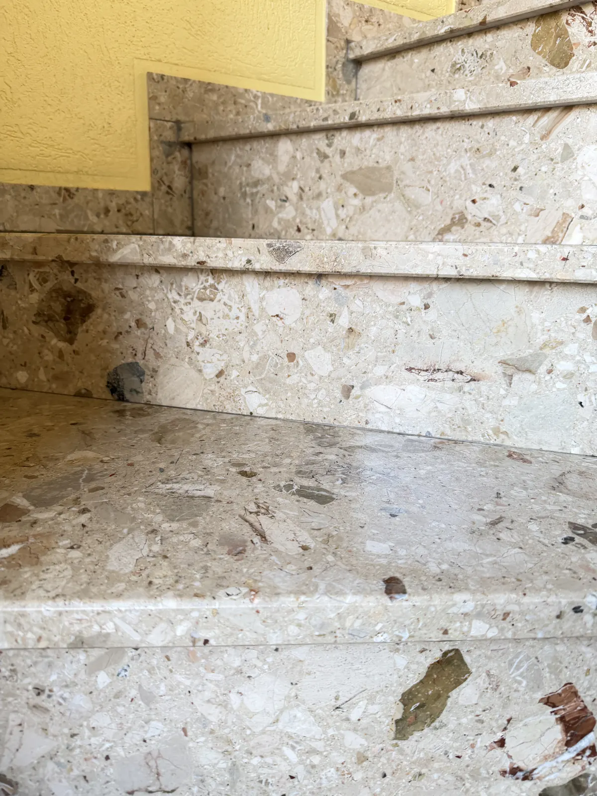 Gleiches Treppenhaus in Grevenbroich nach der Reinigung durch bludau Gebäudereinigung – Stufen, Geländer und Wände frisch gepflegt