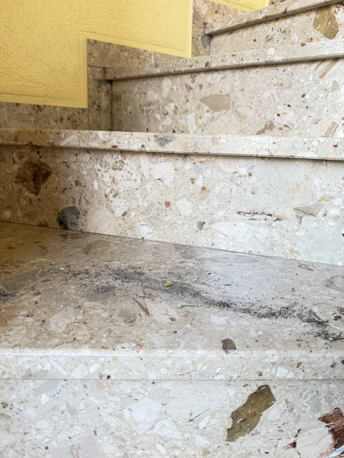 Treppenhaus in Grevenbroich vor der professionellen Reinigung durch bludau Gebäudereinigung – sichtbarer Schmutz, Staubablagerungen