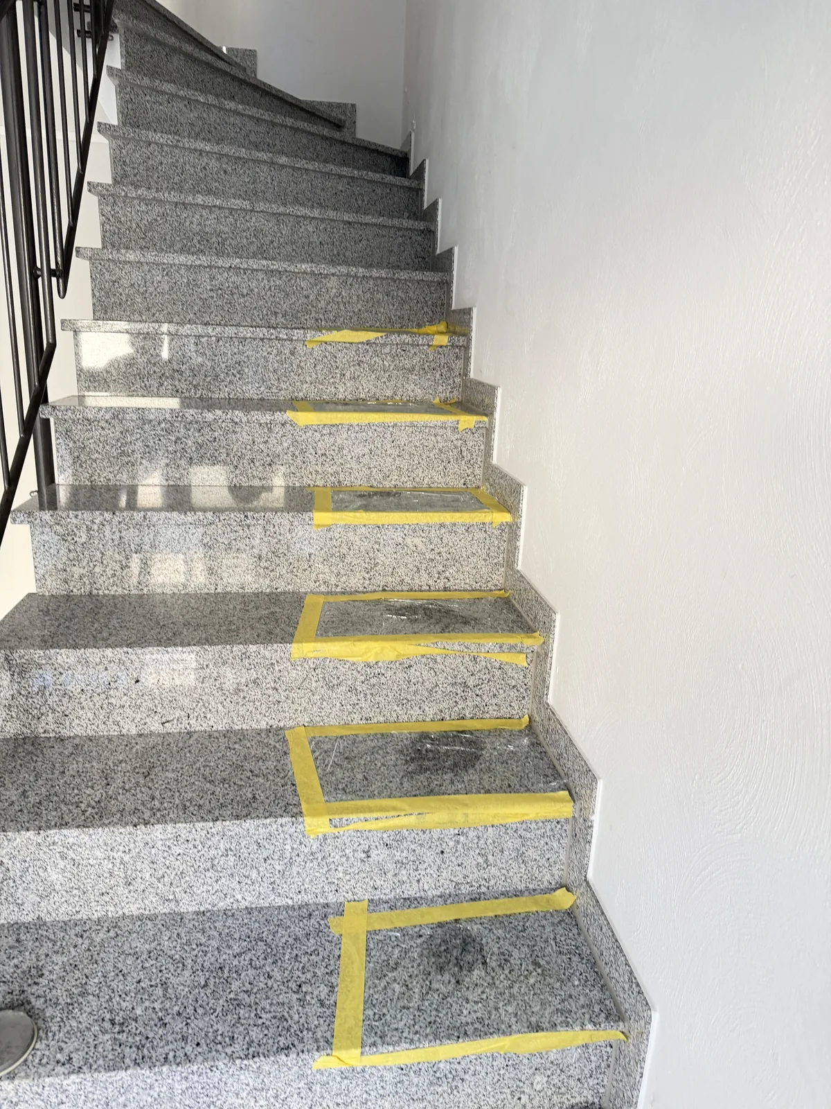 Saugpaste auf Granit-Treppenstufen, sauber mit Klebeband abgegrenzt während der Einwirkzeit